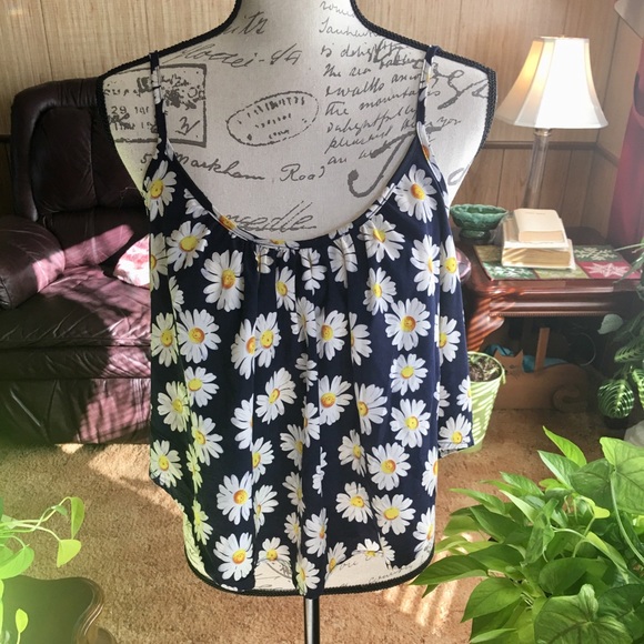 Rue21 Tops - Daisy print crop top